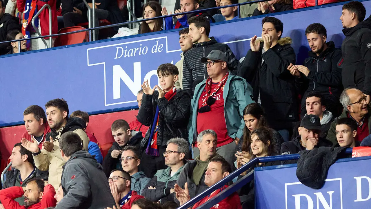 La grada del estadio de El Sadar durante el partido de La Liga EA Sports entre CA Osasuna y FC Barcelona disputado en Pamplona. I&Ntilde;IGO ALZUGARAY