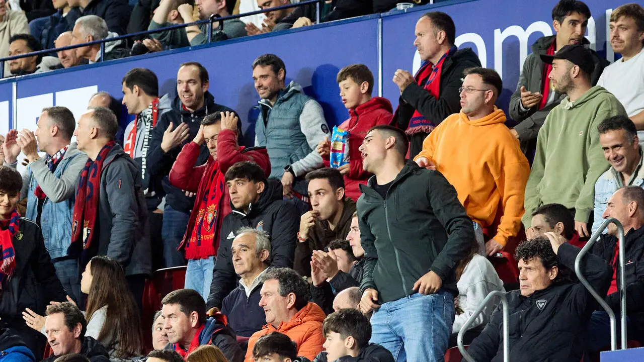 La grada del estadio de El Sadar durante el partido de La Liga EA Sports entre CA Osasuna y FC Barcelona disputado en Pamplona. I&Ntilde;IGO ALZUGARAY