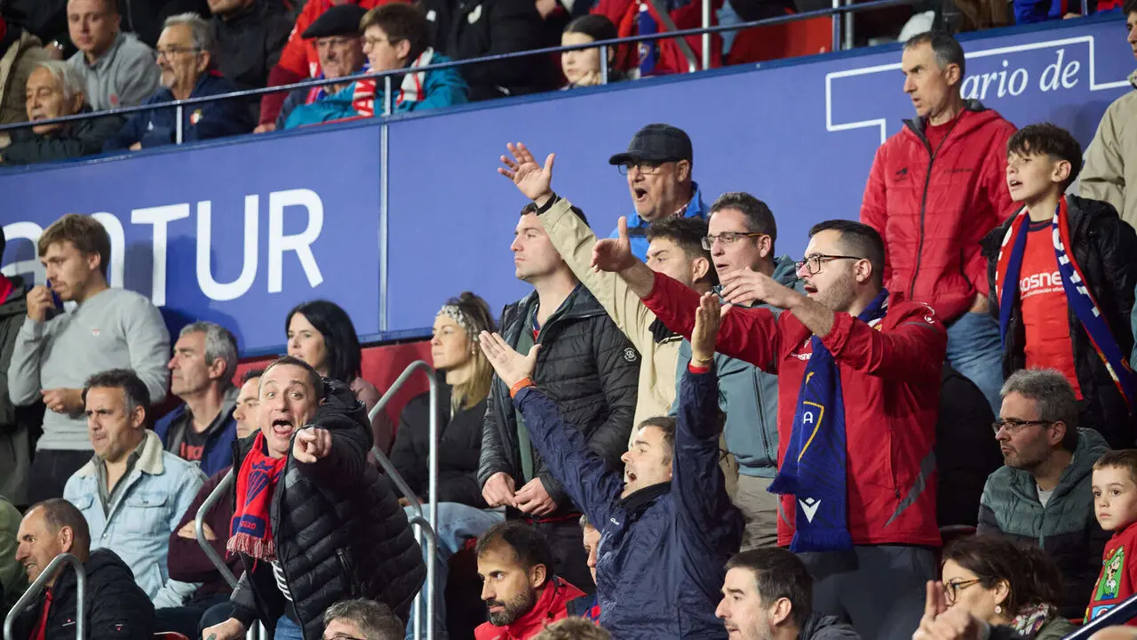 La grada del estadio de El Sadar durante el partido de La Liga EA Sports entre CA Osasuna y FC Barcelona disputado en Pamplona. I&Ntilde;IGO ALZUGARAY