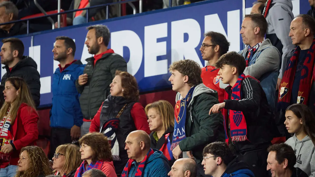 La grada del estadio de El Sadar durante el partido de La Liga EA Sports entre CA Osasuna y FC Barcelona disputado en Pamplona. I&Ntilde;IGO ALZUGARAY