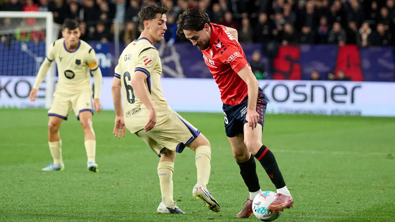 Gavi (6. FC Barcelona) y Moi G&oacute;mez (16. CA Osasuna) durante el partido de La Liga EA Sports entre CA Osasuna y FC Barcelona disputado en el estadio de El Sadar en Pamplona. I&Ntilde;IGO ALZUGARAY