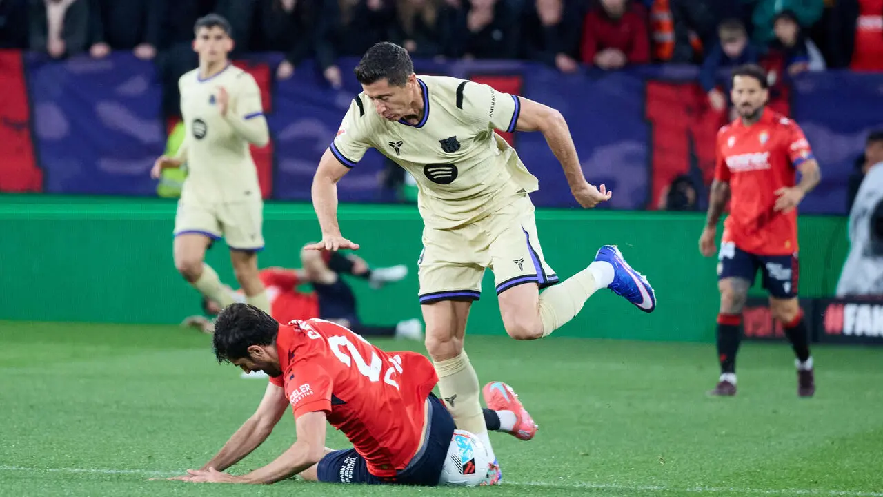 Alejandro Catena (24. CA Osasuna) y Robert Lewandowski (9. FC Barcelona) durante el partido de La Liga EA Sports entre CA Osasuna y FC Barcelona disputado en el estadio de El Sadar en Pamplona. I&Ntilde;IGO ALZUGARAY
