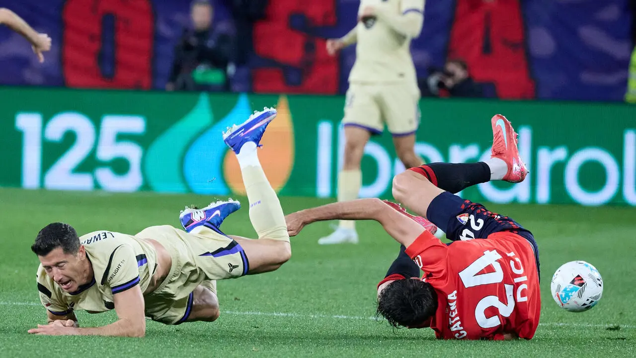 Alejandro Catena (24. CA Osasuna) y Robert Lewandowski (9. FC Barcelona) durante el partido de La Liga EA Sports entre CA Osasuna y FC Barcelona disputado en el estadio de El Sadar en Pamplona. I&Ntilde;IGO ALZUGARAY