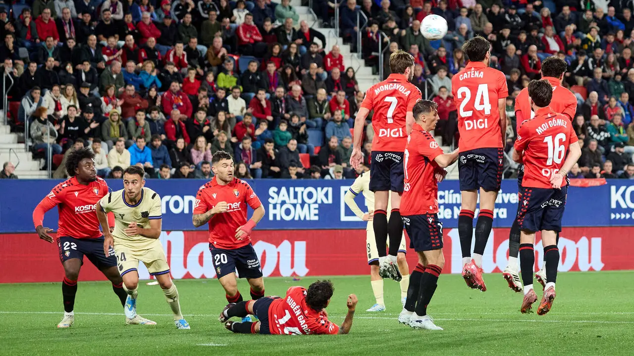 Partido de La Liga EA Sports entre CA Osasuna y FC Barcelona disputado en el estadio de El Sadar en Pamplona. I&Ntilde;IGO ALZUGARAY