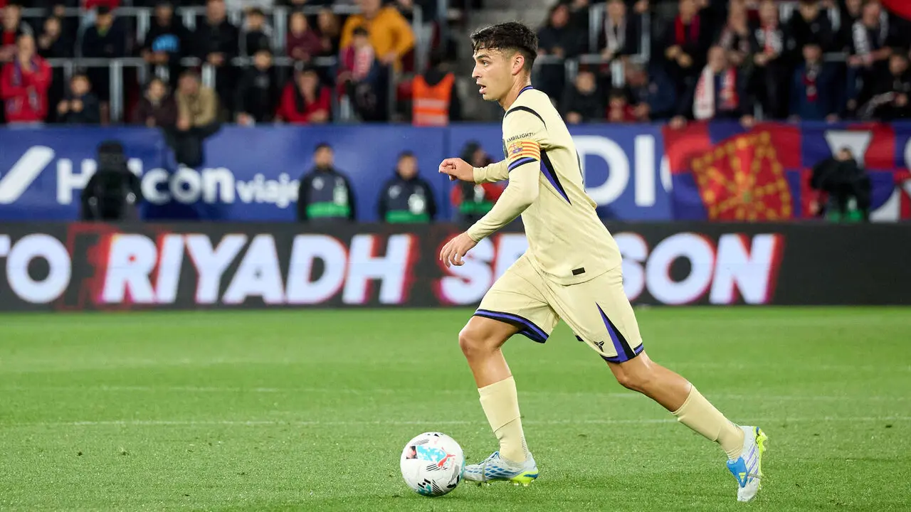 Pedri Gonz&aacute;lez (8. FC Barcelona) durante el partido de La Liga EA Sports entre CA Osasuna y FC Barcelona disputado en el estadio de El Sadar en Pamplona. I&Ntilde;IGO ALZUGARAY