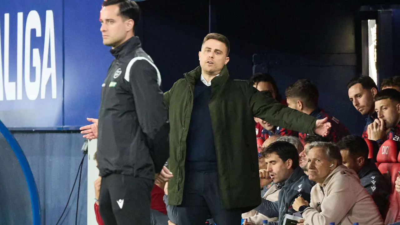 Alessio Lisci (entrenador CA Osasuna) durante el partido de La Liga EA Sports entre CA Osasuna y FC Barcelona disputado en el estadio de El Sadar en Pamplona. I&Ntilde;IGO ALZUGARAY