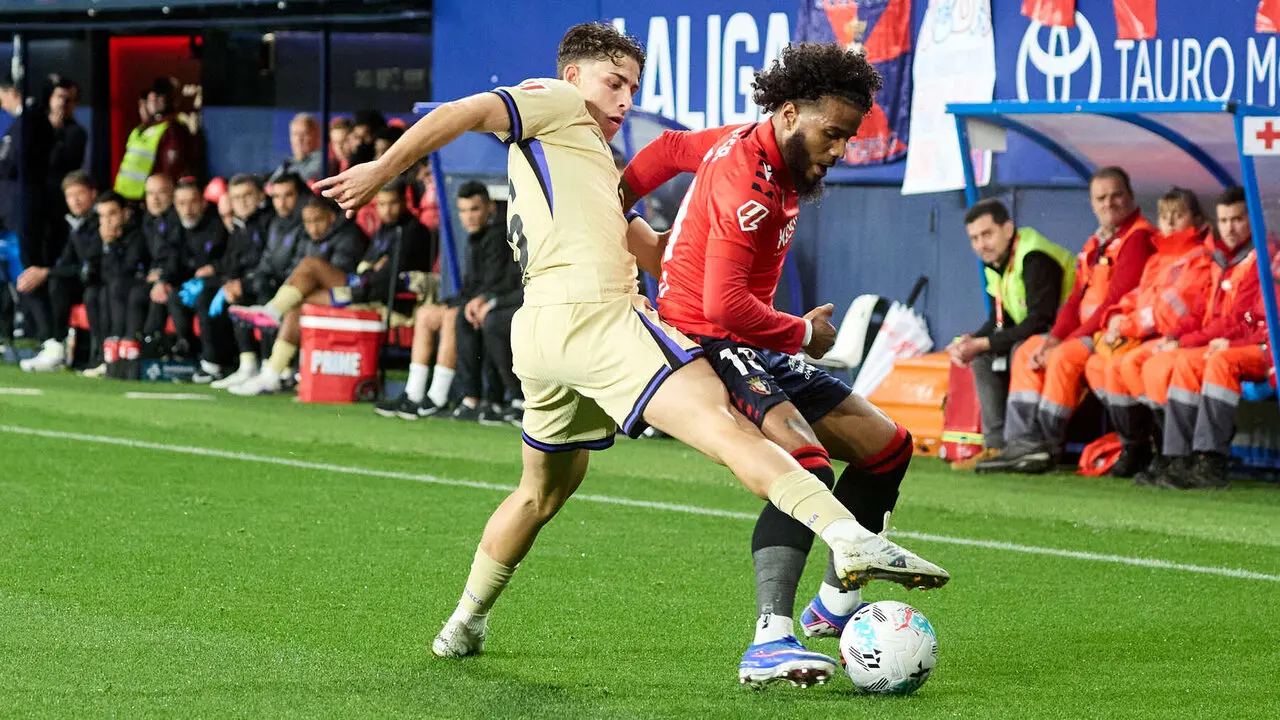 Ferm&iacute;n L&oacute;pez (16. FC Barcelona) y Valentin Rosier (19. CA Osasuna) durante el partido de La Liga EA Sports entre CA Osasuna y FC Barcelona disputado en el estadio de El Sadar en Pamplona. I&Ntilde;IGO ALZUGARAY