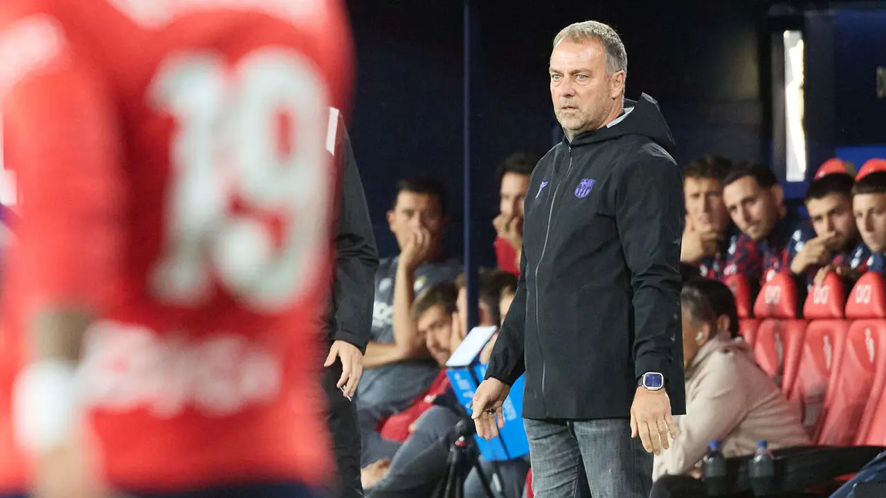 Hansi Flick (entrenador FC Barcelona) durante el partido de La Liga EA Sports entre CA Osasuna y FC Barcelona disputado en el estadio de El Sadar en Pamplona. I&Ntilde;IGO ALZUGARAY