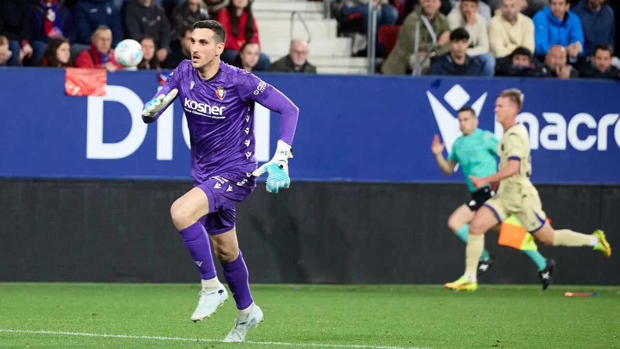 Sergio Herrera (1. CA Osasuna) durante el partido de La Liga EA Sports entre CA Osasuna y FC Barcelona disputado en el estadio de El Sadar en Pamplona. I&Ntilde;IGO ALZUGARAY