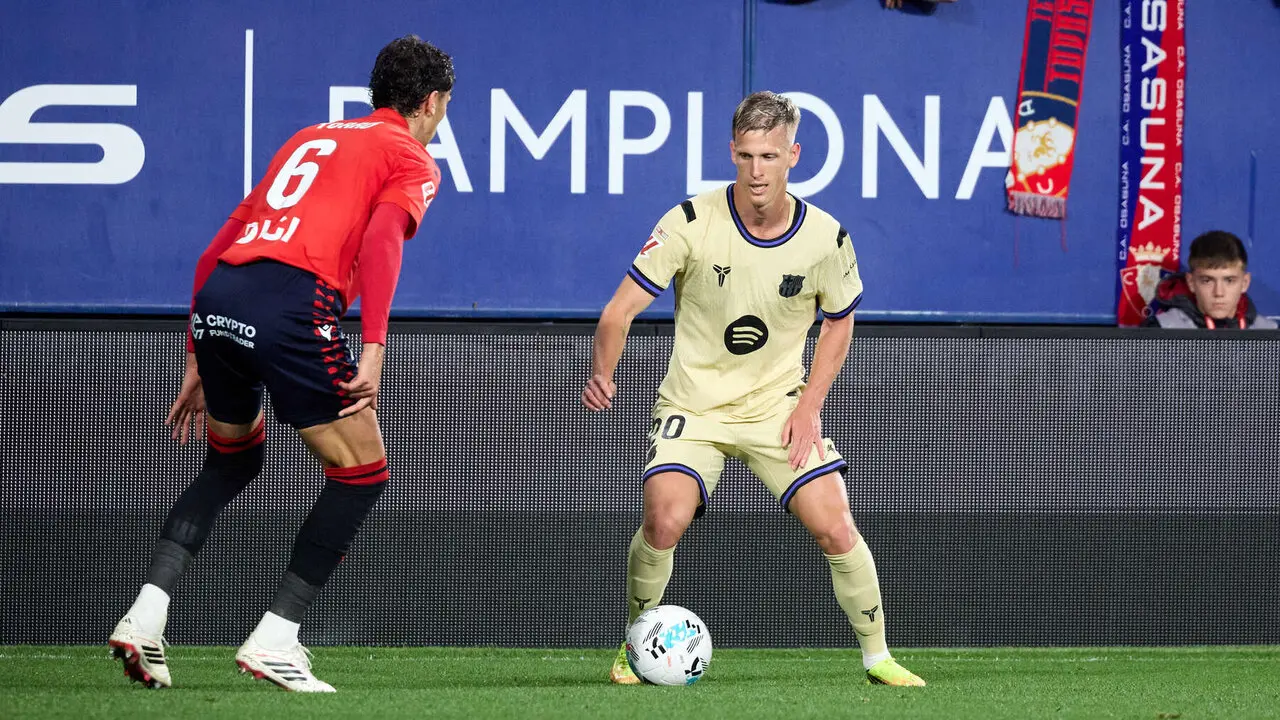 Lucas Torr&oacute; (6. CA Osasuna) y Dani Olmo (20. FC Barcelona) durante el partido de La Liga EA Sports entre CA Osasuna y FC Barcelona disputado en el estadio de El Sadar en Pamplona. I&Ntilde;IGO ALZUGARAY