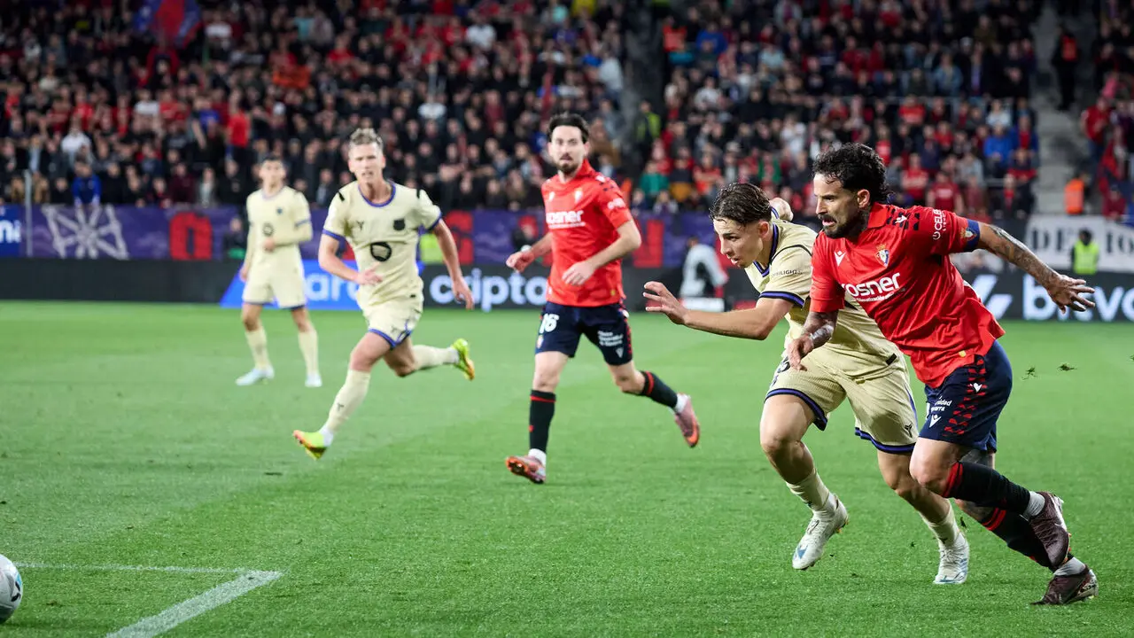 Partido de La Liga EA Sports entre CA Osasuna y FC Barcelona disputado en el estadio de El Sadar en Pamplona. I&Ntilde;IGO ALZUGARAY
