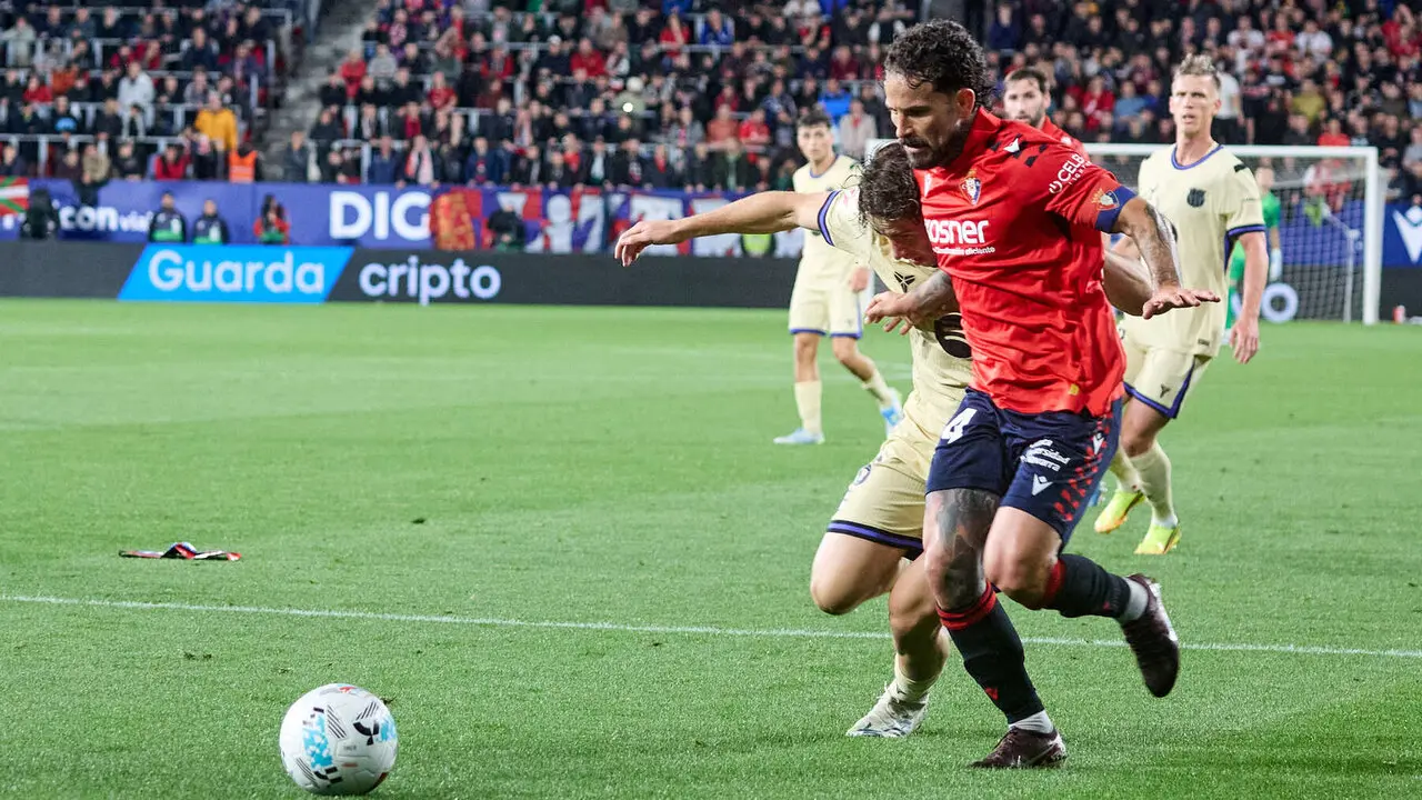 Ferm&iacute;n L&oacute;pez (16. FC Barcelona) y Rub&eacute;n Garc&iacute;a (14. CA Osasuna) durante el partido de La Liga EA Sports entre CA Osasuna y FC Barcelona disputado en el estadio de El Sadar en Pamplona. I&Ntilde;IGO ALZUGARAY