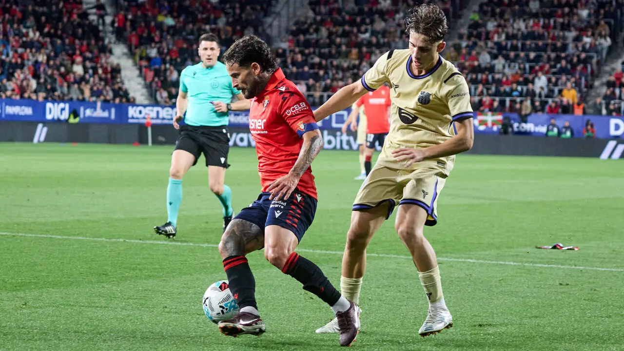 Rub&eacute;n Garc&iacute;a (14. CA Osasuna) y Ferm&iacute;n L&oacute;pez (16. FC Barcelona) durante el partido de La Liga EA Sports entre CA Osasuna y FC Barcelona disputado en el estadio de El Sadar en Pamplona. I&Ntilde;IGO ALZUGARAY