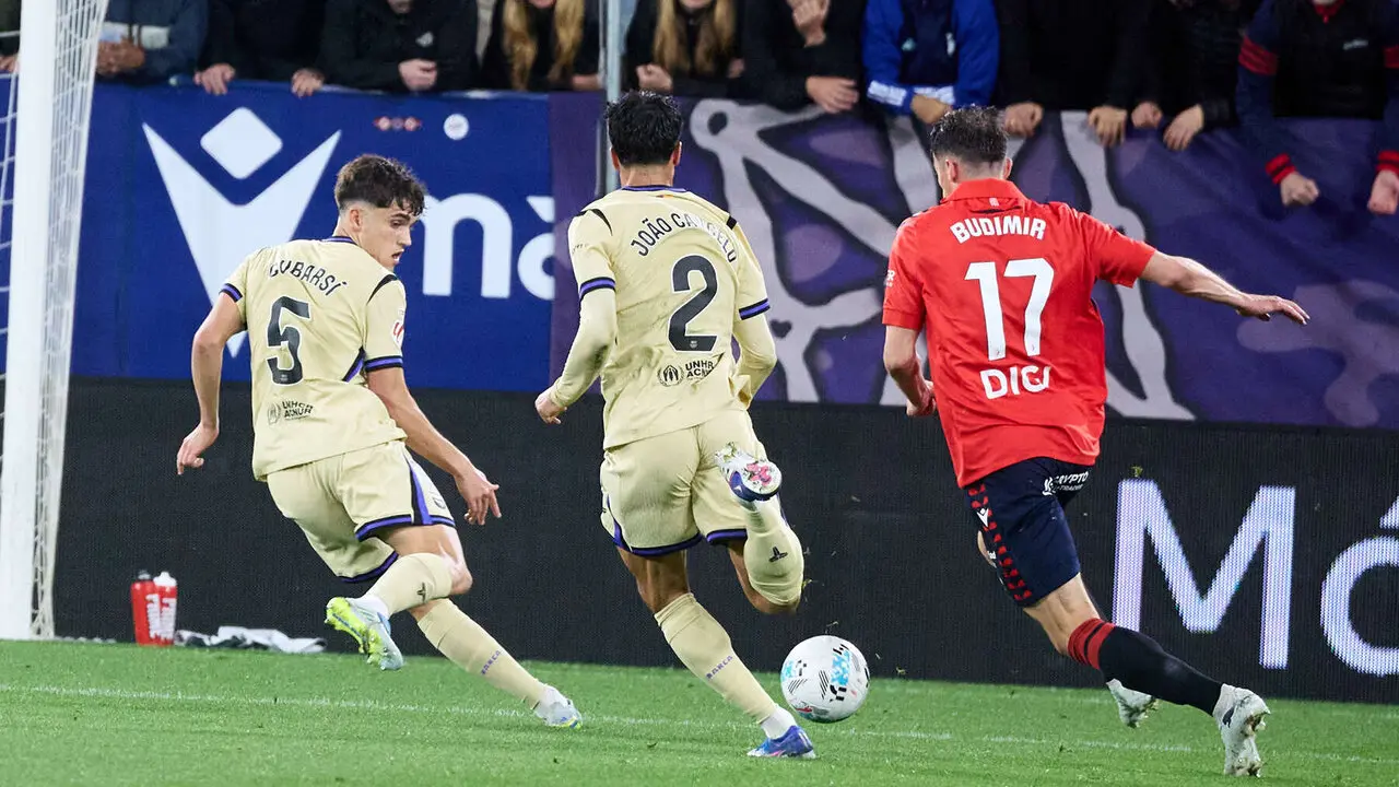 Ante Budimir (17. CA Osasuna) durante el partido de La Liga EA Sports entre CA Osasuna y FC Barcelona disputado en el estadio de El Sadar en Pamplona. I&Ntilde;IGO ALZUGARAY