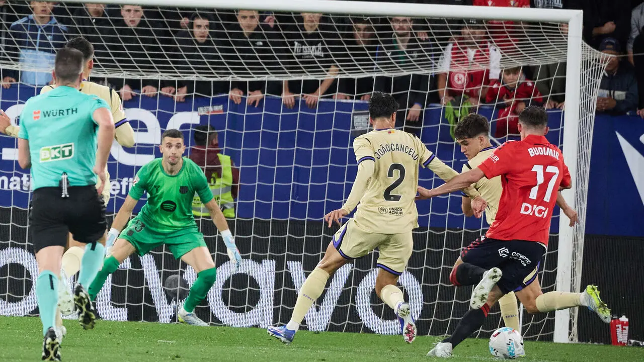 Ante Budimir (17. CA Osasuna) durante el partido de La Liga EA Sports entre CA Osasuna y FC Barcelona disputado en el estadio de El Sadar en Pamplona. I&Ntilde;IGO ALZUGARAY