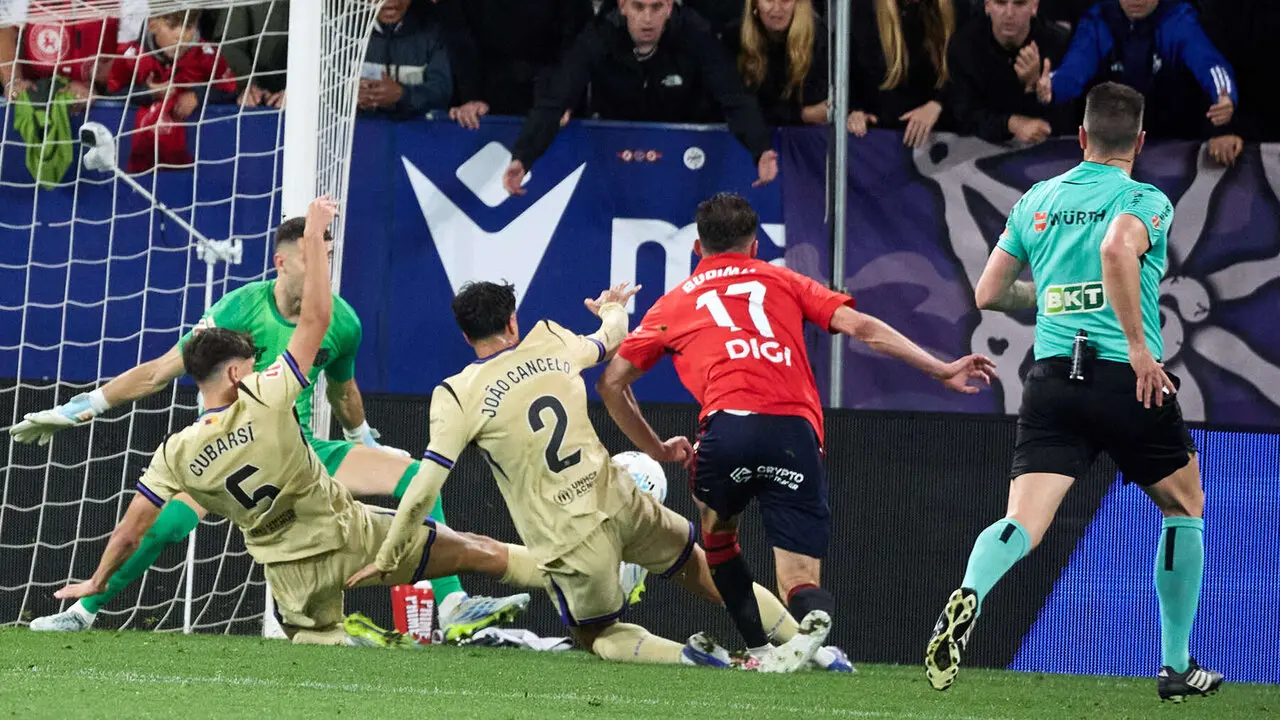 Ante Budimir (17. CA Osasuna) durante el partido de La Liga EA Sports entre CA Osasuna y FC Barcelona disputado en el estadio de El Sadar en Pamplona. I&Ntilde;IGO ALZUGARAY