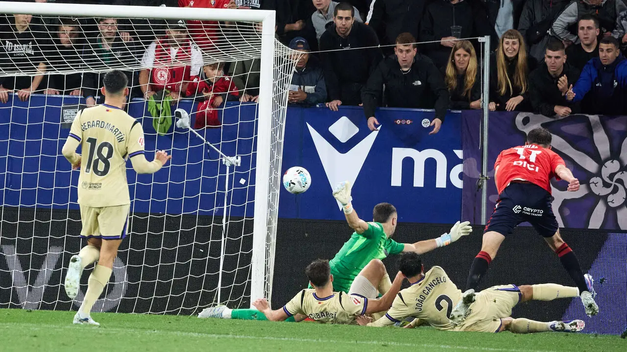Ante Budimir (17. CA Osasuna) durante el partido de La Liga EA Sports entre CA Osasuna y FC Barcelona disputado en el estadio de El Sadar en Pamplona. I&Ntilde;IGO ALZUGARAY