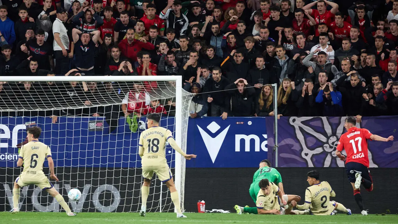 Ante Budimir (17. CA Osasuna) durante el partido de La Liga EA Sports entre CA Osasuna y FC Barcelona disputado en el estadio de El Sadar en Pamplona. I&Ntilde;IGO ALZUGARAY