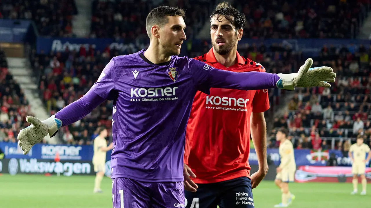 Sergio Herrera (1. CA Osasuna) y Alejandro Catena (24. CA Osasuna) durante el partido de La Liga EA Sports entre CA Osasuna y FC Barcelona disputado en el estadio de El Sadar en Pamplona. I&Ntilde;IGO ALZUGARAY