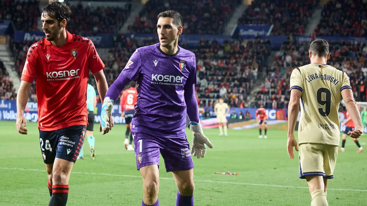 Alejandro Catena (24. CA Osasuna), Sergio Herrera (1. CA Osasuna) y Robert Lewandowski (9. FC Barcelona) durante el partido de La Liga EA Sports entre CA Osasuna y FC Barcelona disputado en el estadio de El Sadar en Pamplona. I&Ntilde;IGO ALZUGARAY