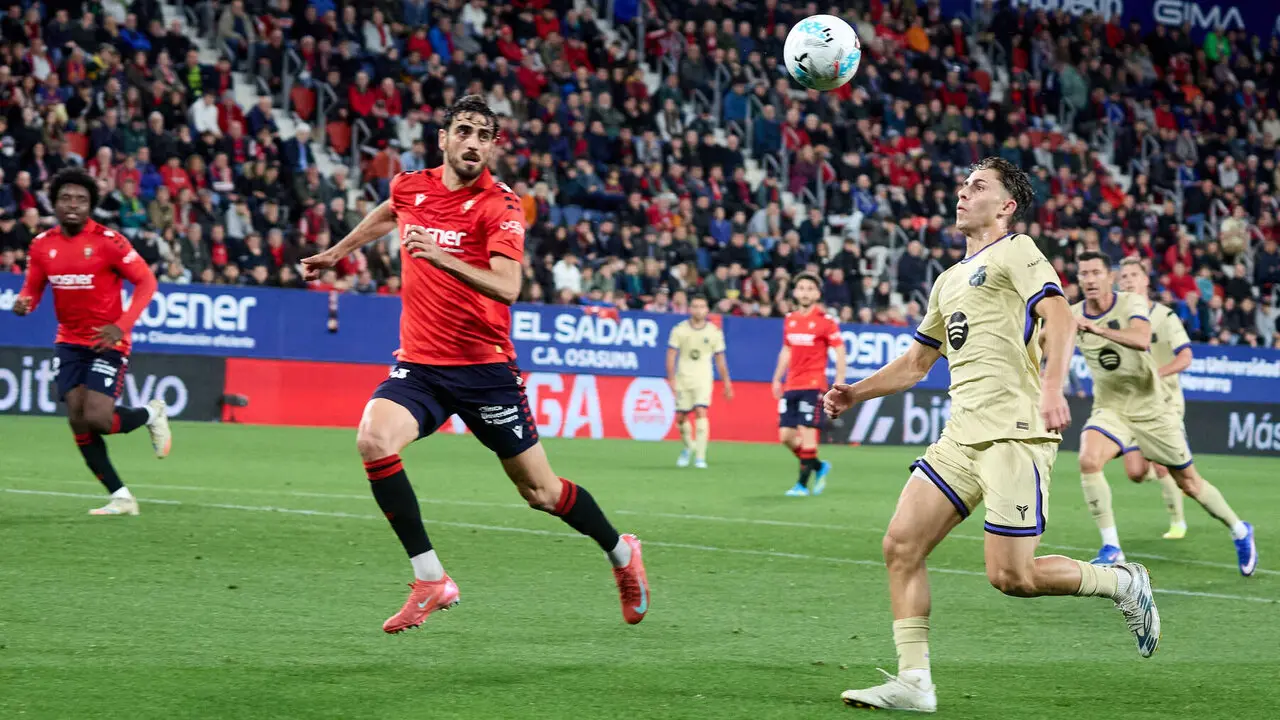 Alejandro Catena (24. CA Osasuna) y Ferm&iacute;n L&oacute;pez (16. FC Barcelona) durante el partido de La Liga EA Sports entre CA Osasuna y FC Barcelona disputado en el estadio de El Sadar en Pamplona. I&Ntilde;IGO ALZUGARAY