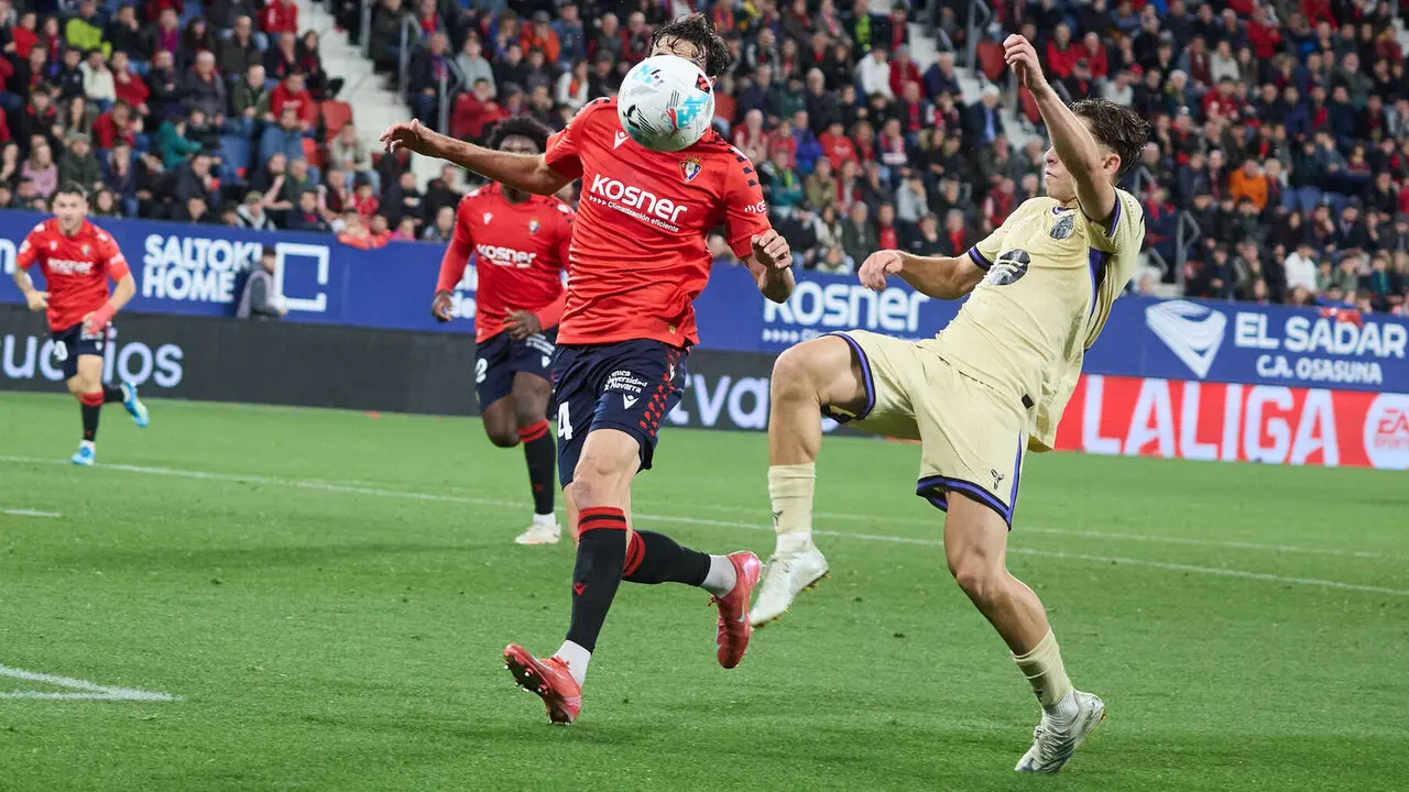 Alejandro Catena (24. CA Osasuna) y Ferm&iacute;n L&oacute;pez (16. FC Barcelona) durante el partido de La Liga EA Sports entre CA Osasuna y FC Barcelona disputado en el estadio de El Sadar en Pamplona. I&Ntilde;IGO ALZUGARAY