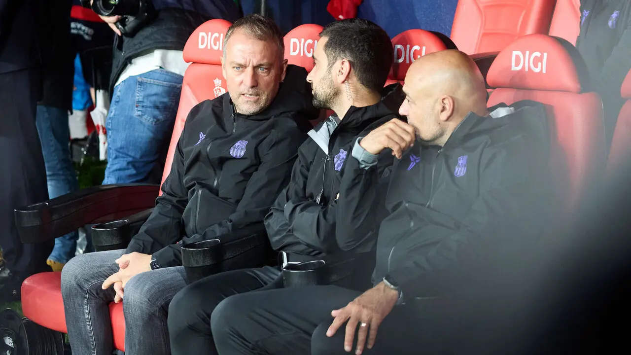 Hansi Flick (entrenador FC Barcelona) durante el partido de La Liga EA Sports entre CA Osasuna y FC Barcelona disputado en el estadio de El Sadar en Pamplona. I&Ntilde;IGO ALZUGARAY
