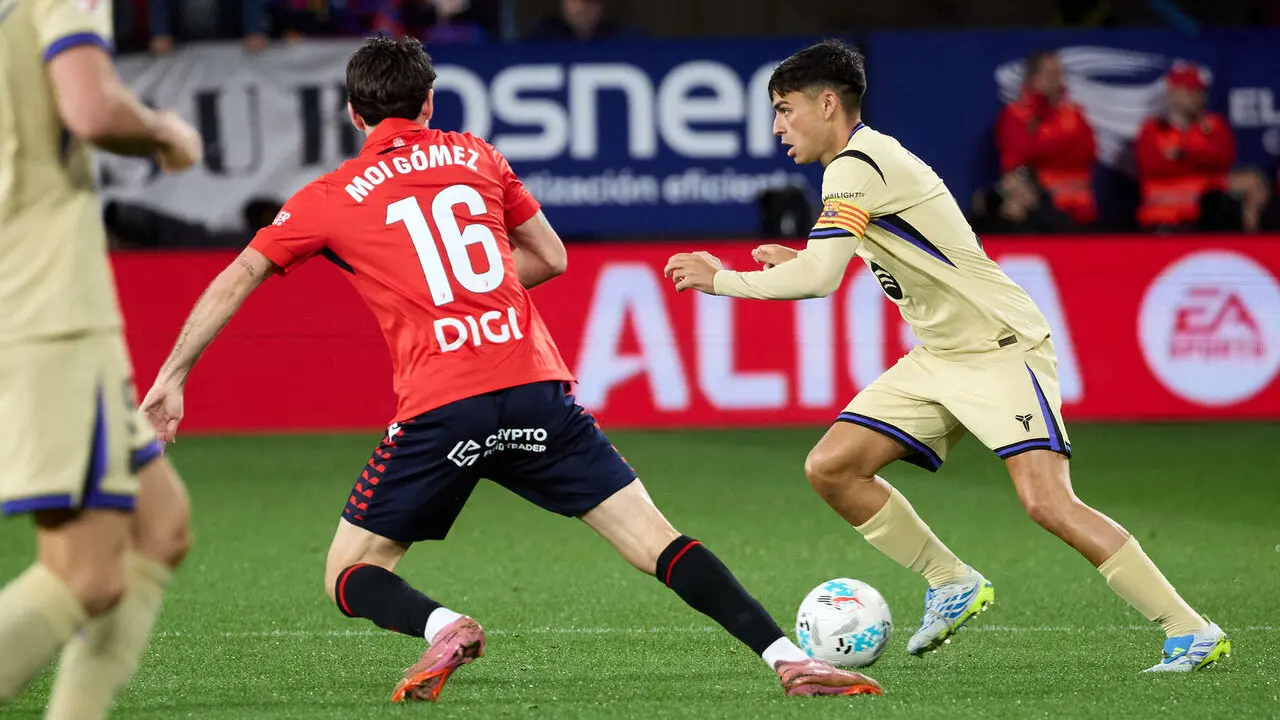 Moi G&oacute;mez (16. CA Osasuna) y Pedri Gonz&aacute;lez (8. FC Barcelona) durante el partido de La Liga EA Sports entre CA Osasuna y FC Barcelona disputado en el estadio de El Sadar en Pamplona. I&Ntilde;IGO ALZUGARAY