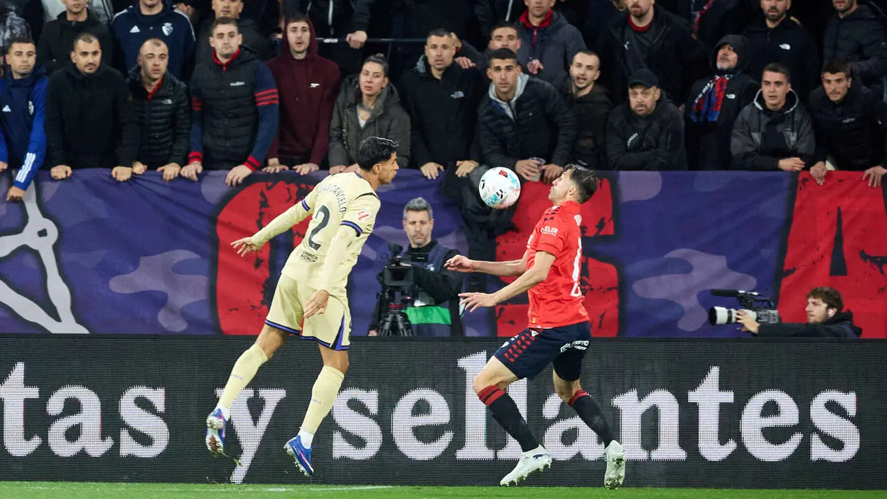Jo&atilde;o Cancelo (2. FC Barcelona) y Ante Budimir (17. CA Osasuna) durante el partido de La Liga EA Sports entre CA Osasuna y FC Barcelona disputado en el estadio de El Sadar en Pamplona. I&Ntilde;IGO ALZUGARAY