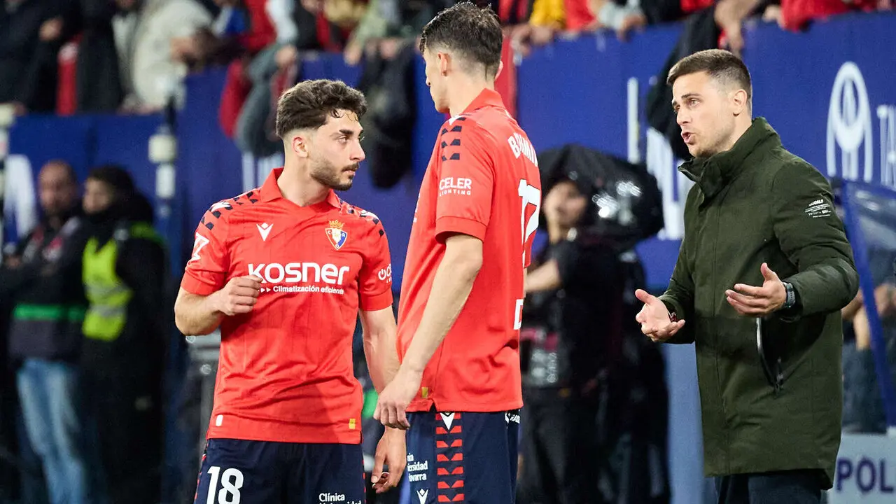 Ra&uacute;l Moro (18. CA Osasuna), Ante Budimir (17. CA Osasuna) y Alessio Lisci (entrenador CA Osasuna) durante el partido de La Liga EA Sports entre CA Osasuna y FC Barcelona disputado en el estadio de El Sadar en Pamplona. I&Ntilde;IGO ALZUGARAY