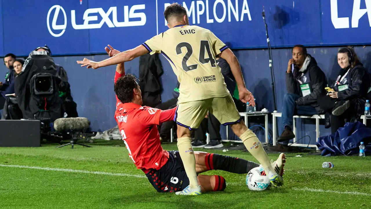 Lucas Torr&oacute; (6. CA Osasuna) y Eric Garc&iacute;a (24. FC Barcelona) durante el partido de La Liga EA Sports entre CA Osasuna y FC Barcelona disputado en el estadio de El Sadar en Pamplona. I&Ntilde;IGO ALZUGARAY