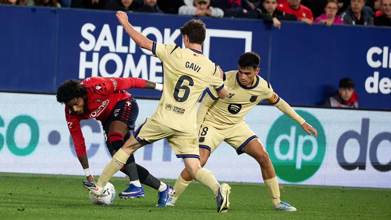 Valentin Rosier (19. CA Osasuna), Gavi (6. FC Barcelona) y Pedri Gonz&aacute;lez (8. FC Barcelona) durante el partido de La Liga EA Sports entre CA Osasuna y FC Barcelona disputado en el estadio de El Sadar en Pamplona. I&Ntilde;IGO ALZUGARAY