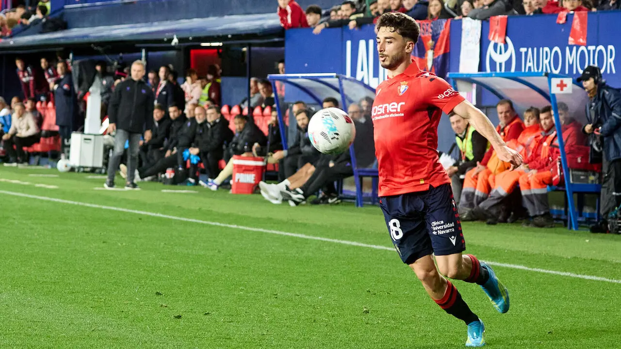 Ra&uacute;l Moro (18. CA Osasuna) durante el partido de La Liga EA Sports entre CA Osasuna y FC Barcelona disputado en el estadio de El Sadar en Pamplona. I&Ntilde;IGO ALZUGARAY
