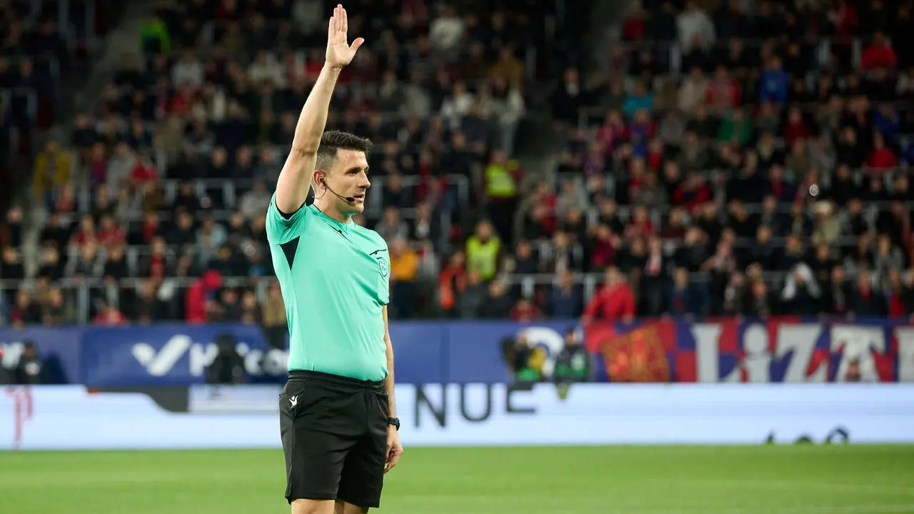 Isidro Diaz de Mera (&aacute;rbitro del partido) durante el partido de La Liga EA Sports entre CA Osasuna y FC Barcelona disputado en el estadio de El Sadar en Pamplona. I&Ntilde;IGO ALZUGARAY