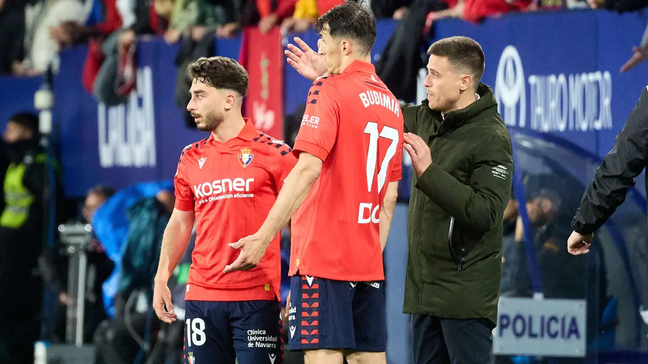 Ra&uacute;l Moro (18. CA Osasuna), Ante Budimir (17. CA Osasuna) y Alessio Lisci (entrenador CA Osasuna) durante el partido de La Liga EA Sports entre CA Osasuna y FC Barcelona disputado en el estadio de El Sadar en Pamplona. I&Ntilde;IGO ALZUGARAY