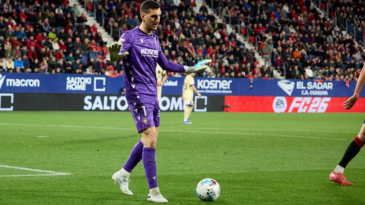 Sergio Herrera (1. CA Osasuna) durante el partido de La Liga EA Sports entre CA Osasuna y FC Barcelona disputado en el estadio de El Sadar en Pamplona. I&Ntilde;IGO ALZUGARAY