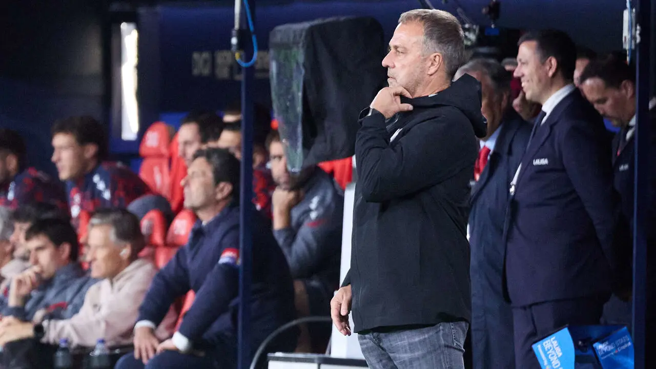 Hansi Flick (entrenador FC Barcelona) durante el partido de La Liga EA Sports entre CA Osasuna y FC Barcelona disputado en el estadio de El Sadar en Pamplona. I&Ntilde;IGO ALZUGARAY