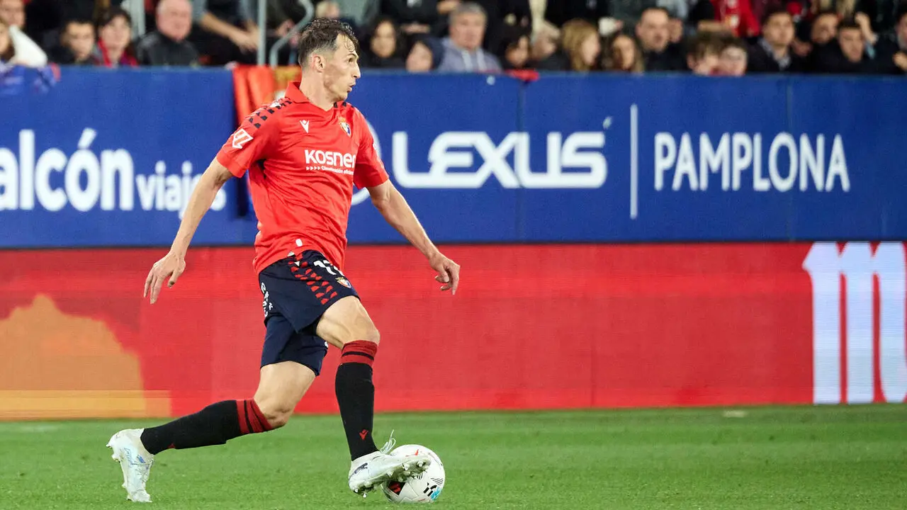 Ante Budimir (17. CA Osasuna) durante el partido de La Liga EA Sports entre CA Osasuna y FC Barcelona disputado en el estadio de El Sadar en Pamplona. I&Ntilde;IGO ALZUGARAY