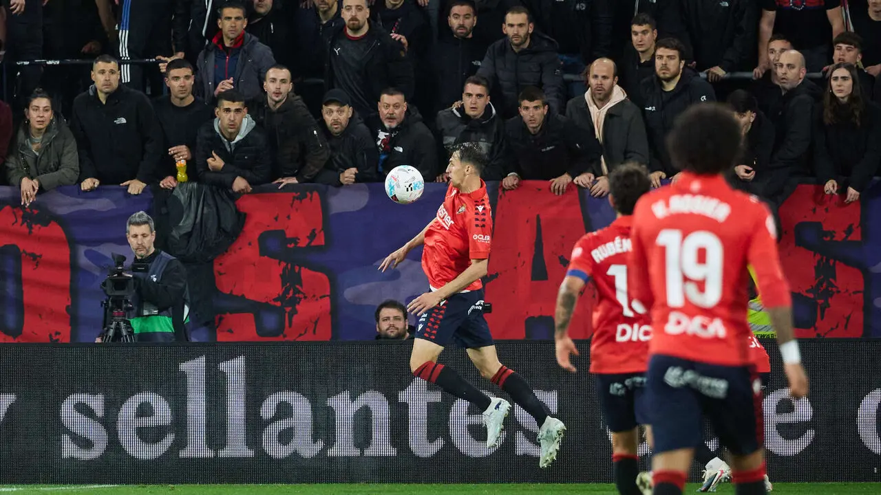 Ante Budimir (17. CA Osasuna) durante el partido de La Liga EA Sports entre CA Osasuna y FC Barcelona disputado en el estadio de El Sadar en Pamplona. I&Ntilde;IGO ALZUGARAY