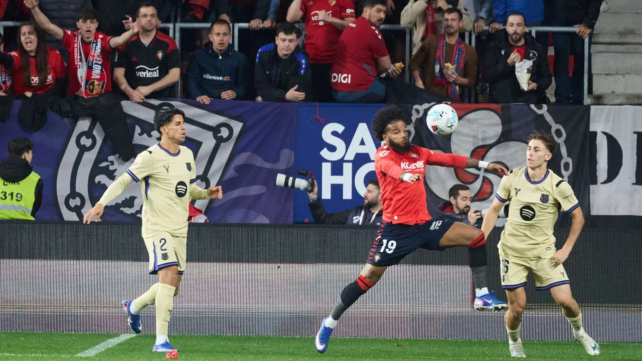 Jo&atilde;o Cancelo (2. FC Barcelona), Valentin Rosier (19. CA Osasuna) y Ferm&iacute;n L&oacute;pez (16. FC Barcelona) durante el partido de La Liga EA Sports entre CA Osasuna y FC Barcelona disputado en el estadio de El Sadar en Pamplona. I&Ntilde;IGO ALZUGARAY