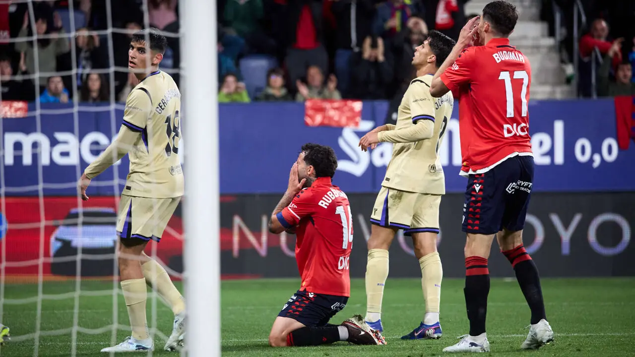 durante el partido de La Liga EA Sports entre CA Osasuna y FC Barcelona disputado en el estadio de El Sadar en Pamplona. I&Ntilde;IGO ALZUGARAY