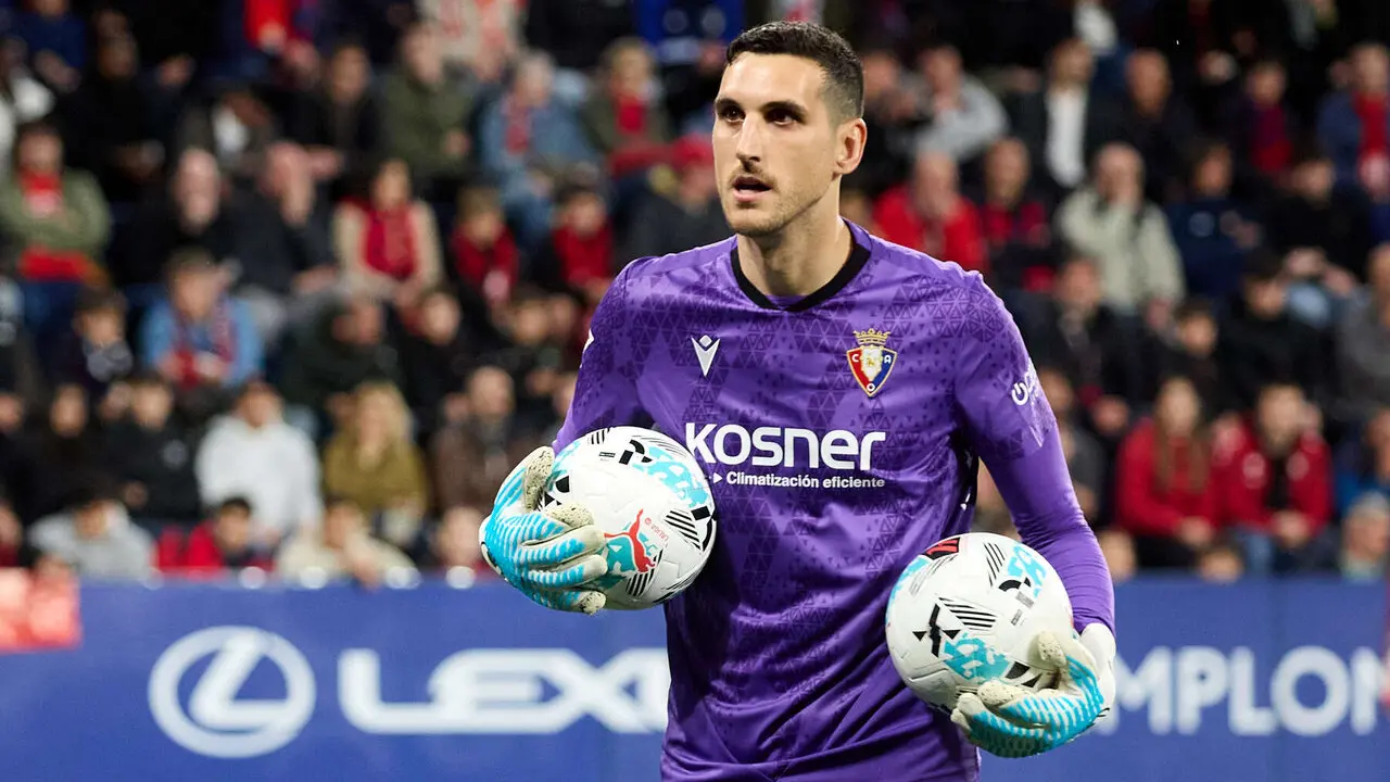 Sergio Herrera (1. CA Osasuna) durante el partido de La Liga EA Sports entre CA Osasuna y FC Barcelona disputado en el estadio de El Sadar en Pamplona. I&Ntilde;IGO ALZUGARAY