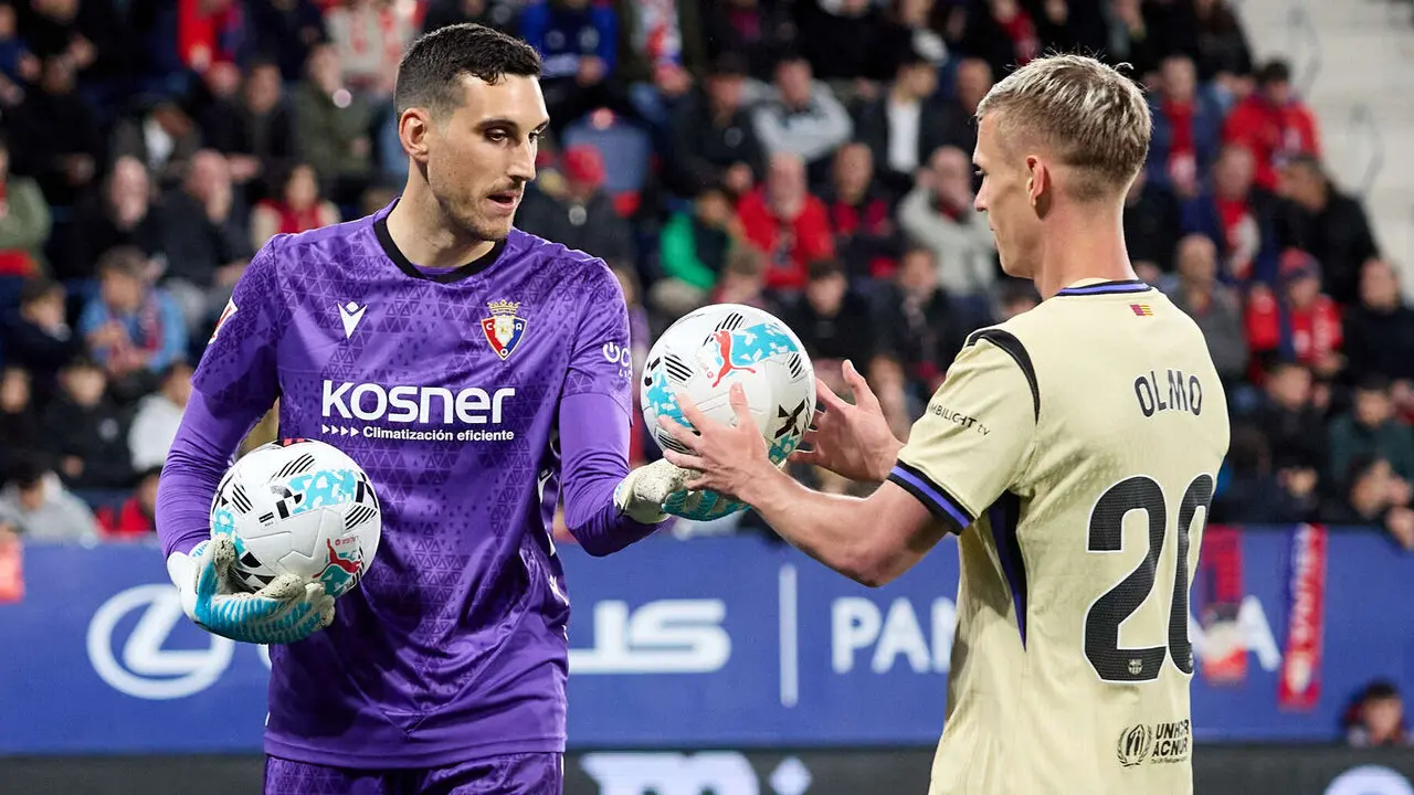 Sergio Herrera (1. CA Osasuna) y Dani Olmo (20. FC Barcelona) durante el partido de La Liga EA Sports entre CA Osasuna y FC Barcelona disputado en el estadio de El Sadar en Pamplona. I&Ntilde;IGO ALZUGARAY