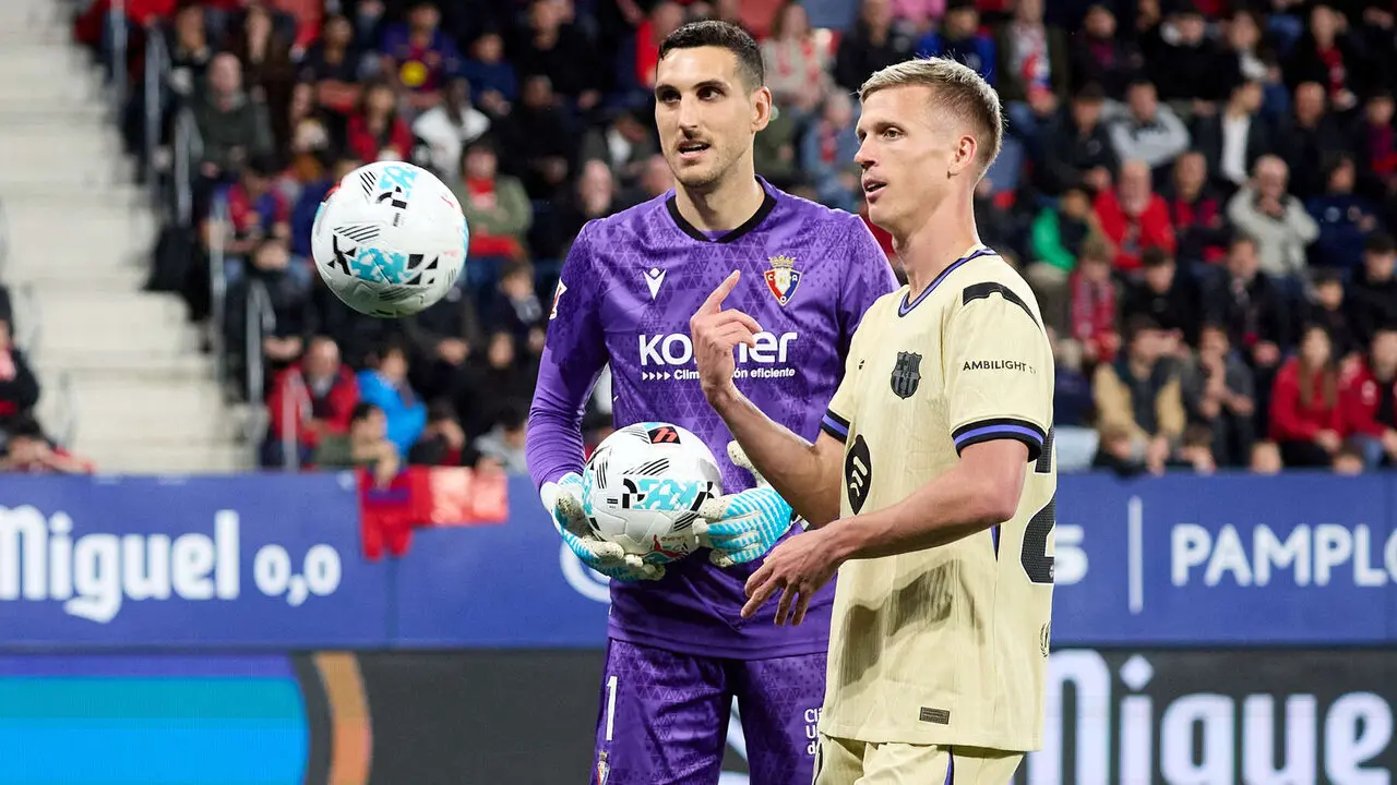 Sergio Herrera (1. CA Osasuna) y Dani Olmo (20. FC Barcelona) durante el partido de La Liga EA Sports entre CA Osasuna y FC Barcelona disputado en el estadio de El Sadar en Pamplona. I&Ntilde;IGO ALZUGARAY