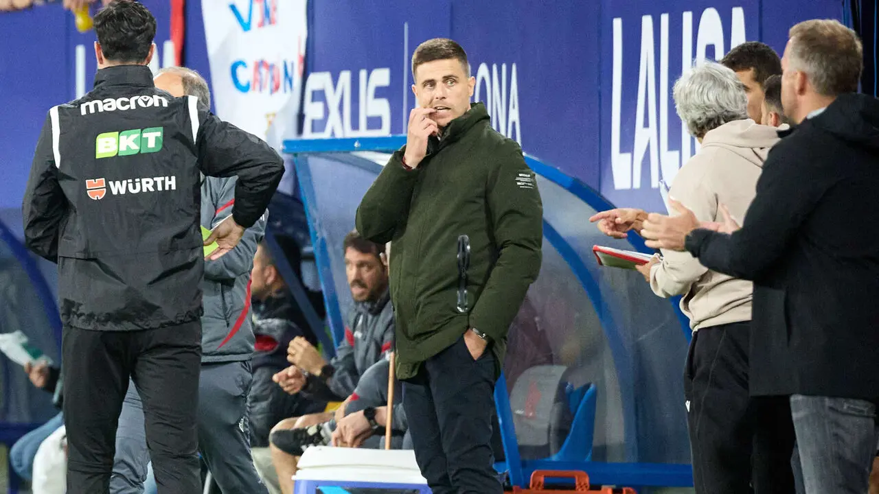 Alessio Lisci (entrenador CA Osasuna) durante el partido de La Liga EA Sports entre CA Osasuna y FC Barcelona disputado en el estadio de El Sadar en Pamplona. I&Ntilde;IGO ALZUGARAY