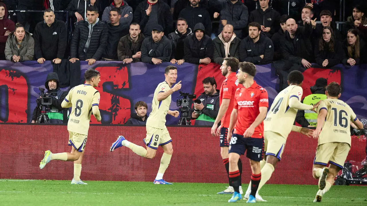 Los jugadores del FC Barcelona celebran el gol de Robert Lewandowski (0-1) durante el partido de La Liga EA Sports entre CA Osasuna y FC Barcelona disputado en el estadio de El Sadar en Pamplona. I&Ntilde;IGO ALZUGARAY
