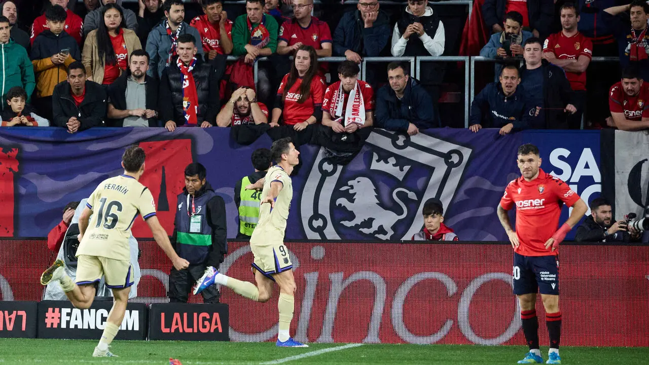 Los jugadores del FC Barcelona celebran el gol de Robert Lewandowski (0-1) durante el partido de La Liga EA Sports entre CA Osasuna y FC Barcelona disputado en el estadio de El Sadar en Pamplona. I&Ntilde;IGO ALZUGARAY