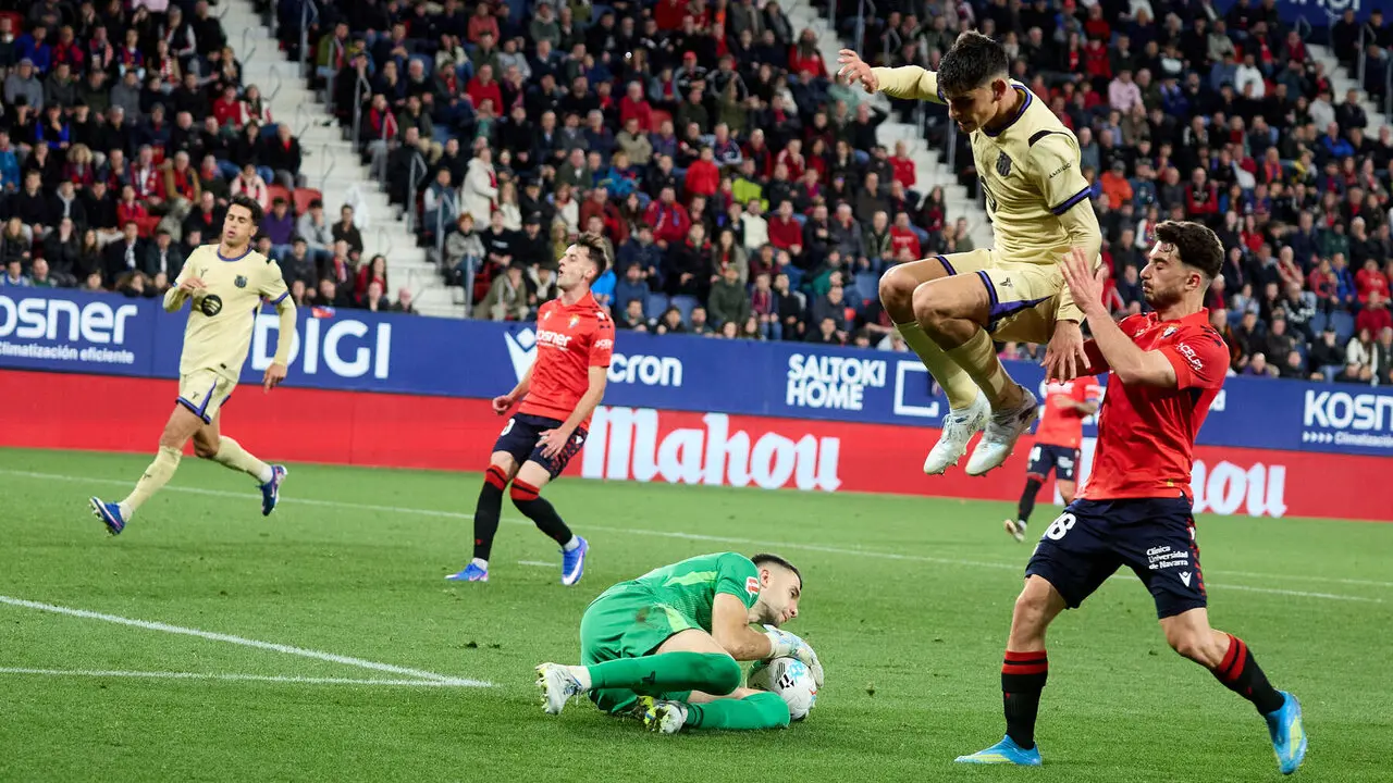 Partido de La Liga EA Sports entre CA Osasuna y FC Barcelona disputado en el estadio de El Sadar en Pamplona. I&Ntilde;IGO ALZUGARAY