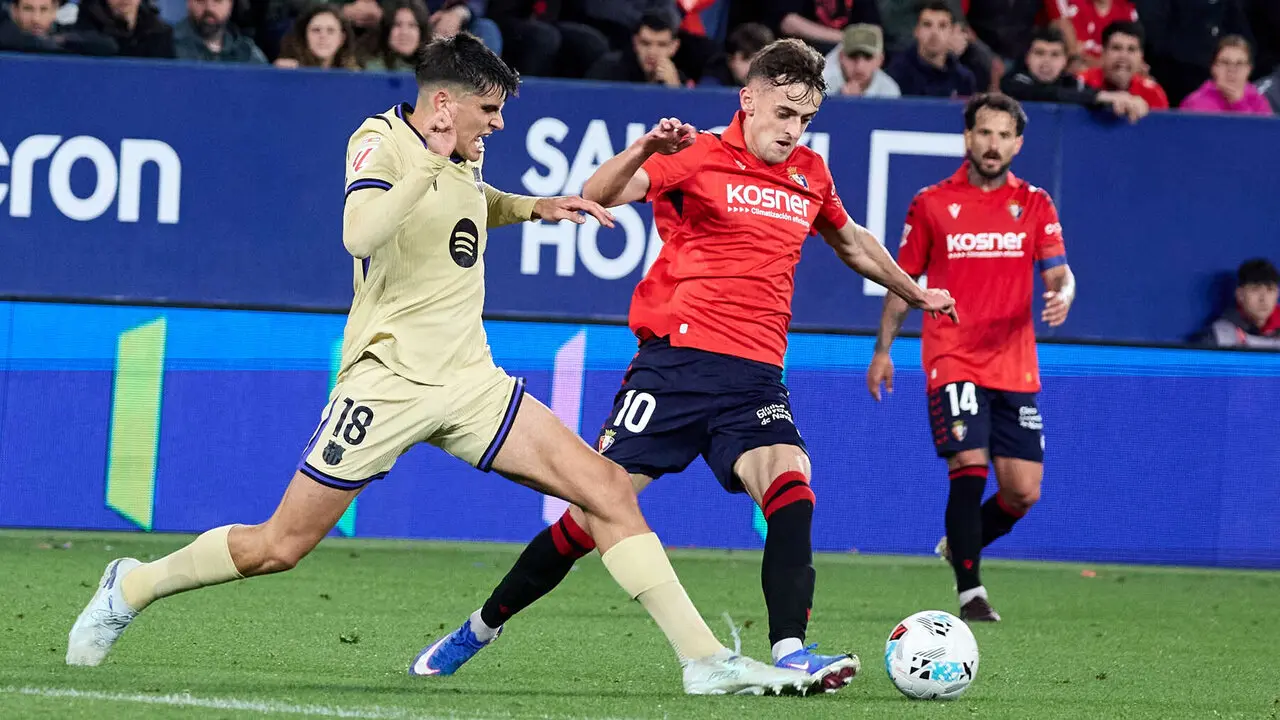 Gerard Mart&iacute;n (18. FC Barcelona) y Aimar Oroz (10. CA Osasuna) durante el partido de La Liga EA Sports entre CA Osasuna y FC Barcelona disputado en el estadio de El Sadar en Pamplona. I&Ntilde;IGO ALZUGARAY
