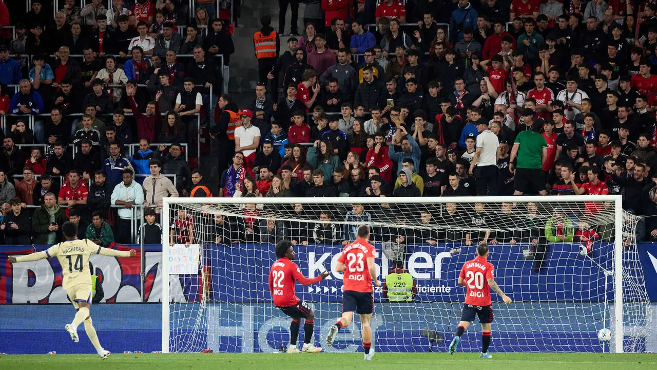 Los jugadores del FC Barcelona celebran el gol de Ferran Torres (0-2) durante el partido de La Liga EA Sports entre CA Osasuna y FC Barcelona disputado en el estadio de El Sadar en Pamplona. I&Ntilde;IGO ALZUGARAY